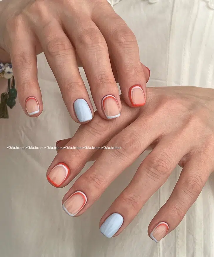 Короткие ногти с окантовкой голубого и кораллового цветов