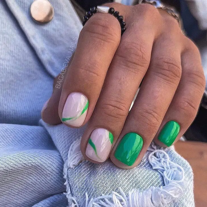 Короткие ногти с ярко зеленым дизайном