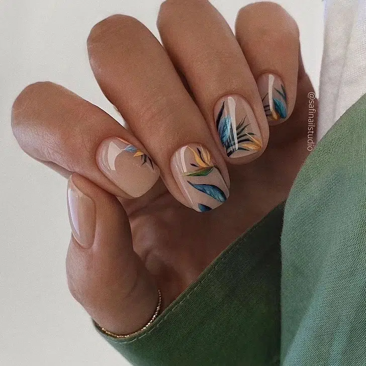 Короткие нюдовые ногти с флористическим принтом