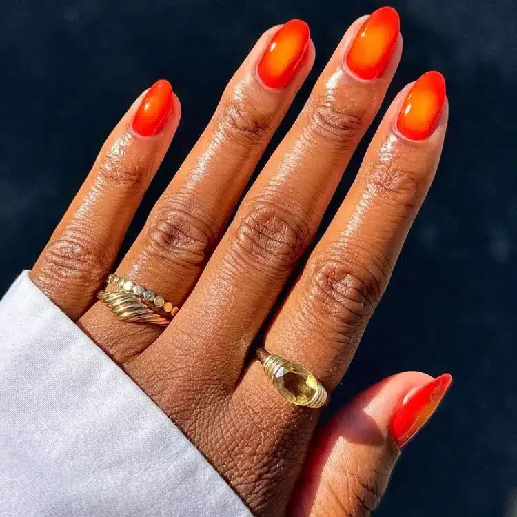 Красно-оранжевый маникюр аура на ногтях средней длины