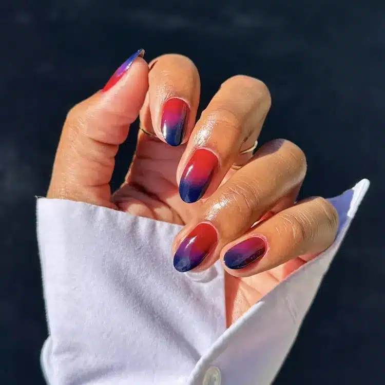 Красно-синий маникюр омбре на ногтях средней длины