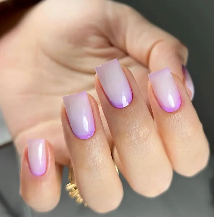 Квадратные ногти с фиолетовым свечением у кутикулы