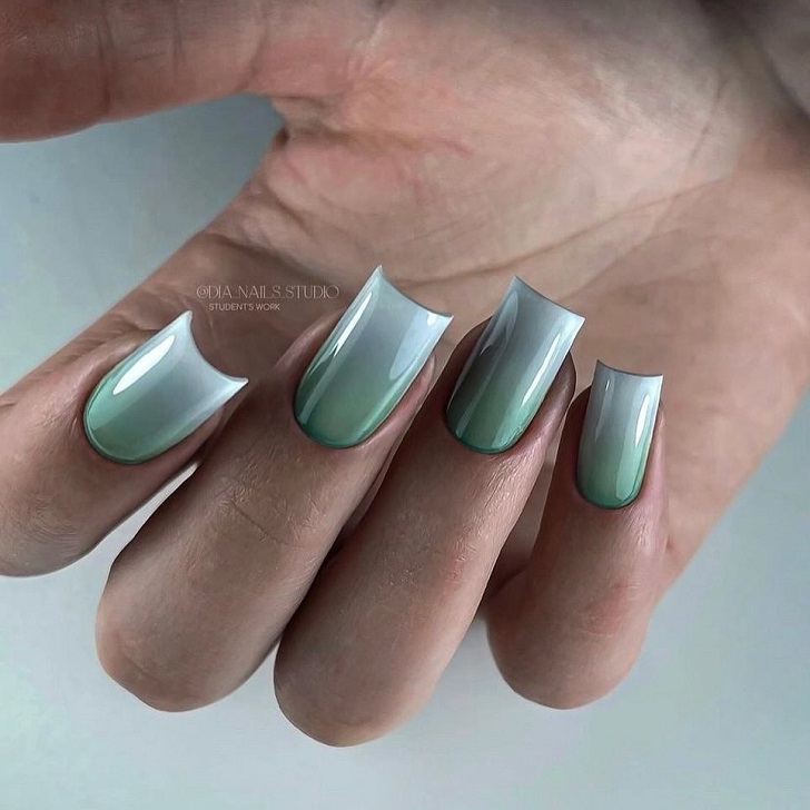 Квадратные ногти с зеленым градиентом
