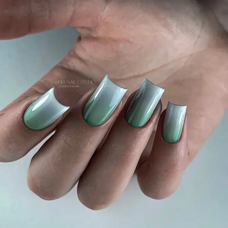 Квадратные ногти с зеленым градиентом