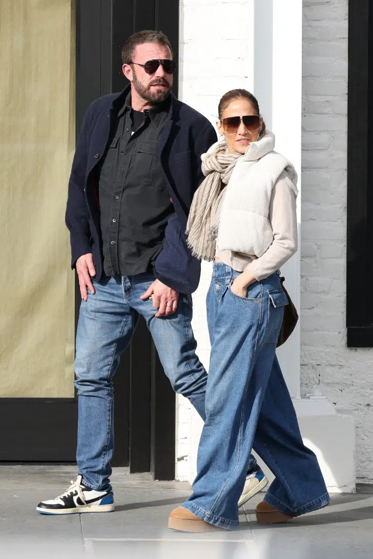Дженнифер Лопес в мешковатых джинсах, угги и белой жилетке