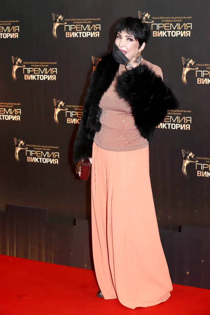 Лолита Милявская в персиковой юбке макси, водолазке и черной шубе
