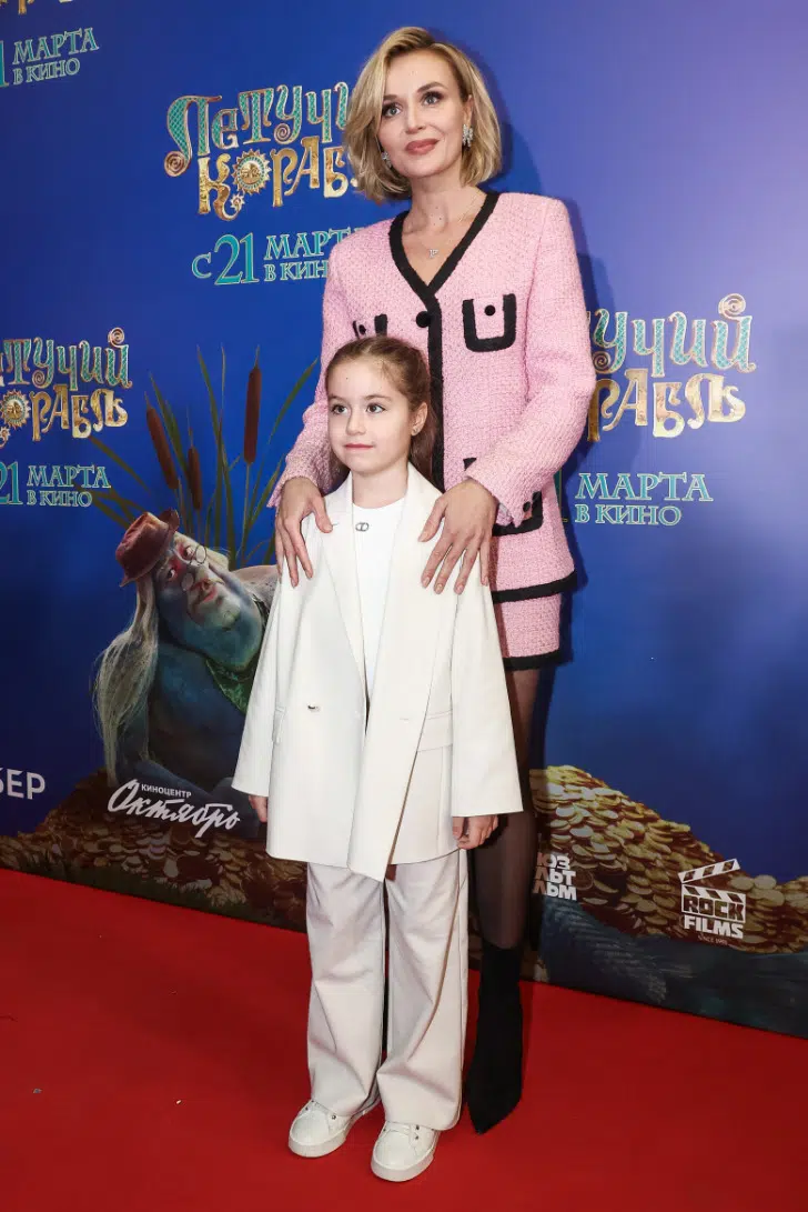 Полина Гагарина и ее дочь Мия на премьере фильма Летучий Корабль