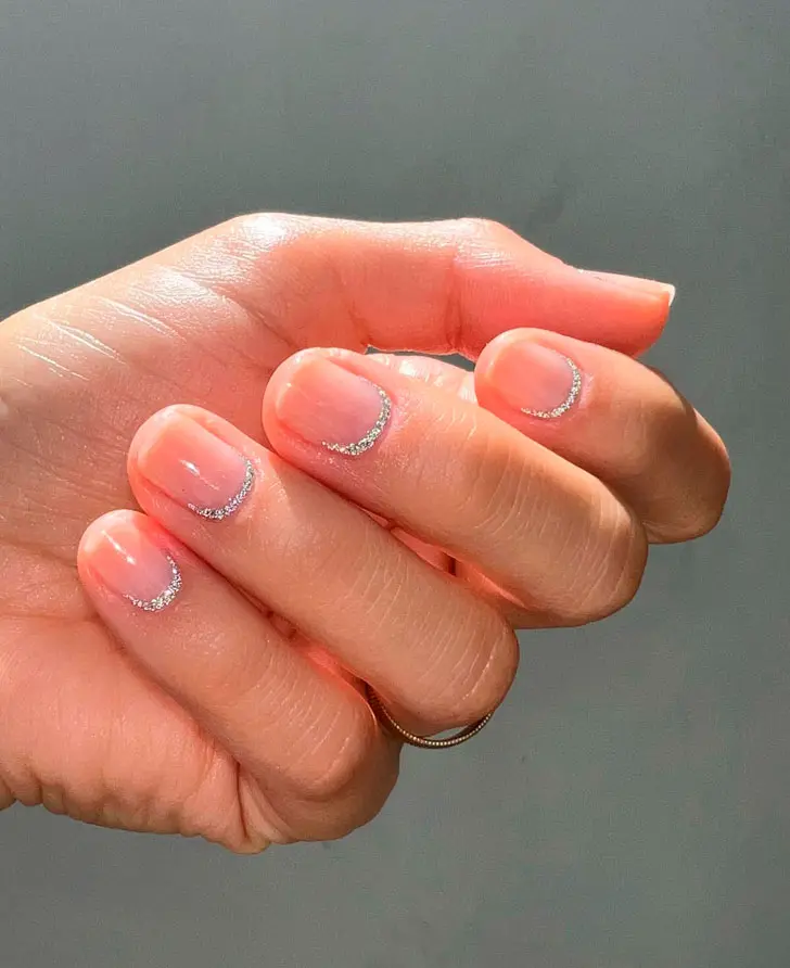 Лунный маникюр с серебристыми блестками на коротких натуральных ногтях
