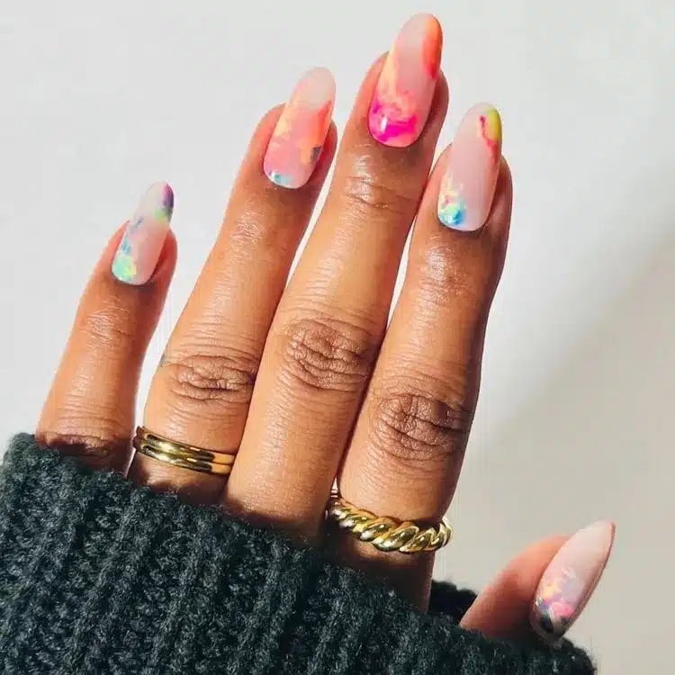 Маникюр с разноцветным мраморным принтом на длинных овальных ногтях