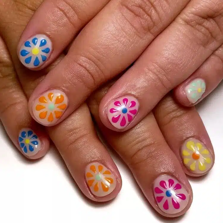 Маникюр с яркими цветами на коротких ногтях