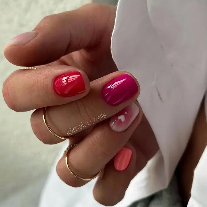 Маникюр в ягодных оттенках на коротких ногтях