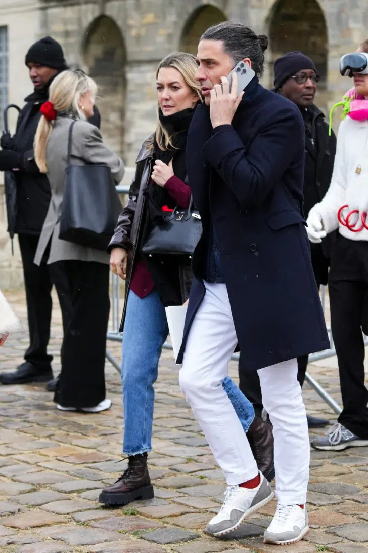 Марта Ортега в джинсах и ботинках на Неделе моды в Париже