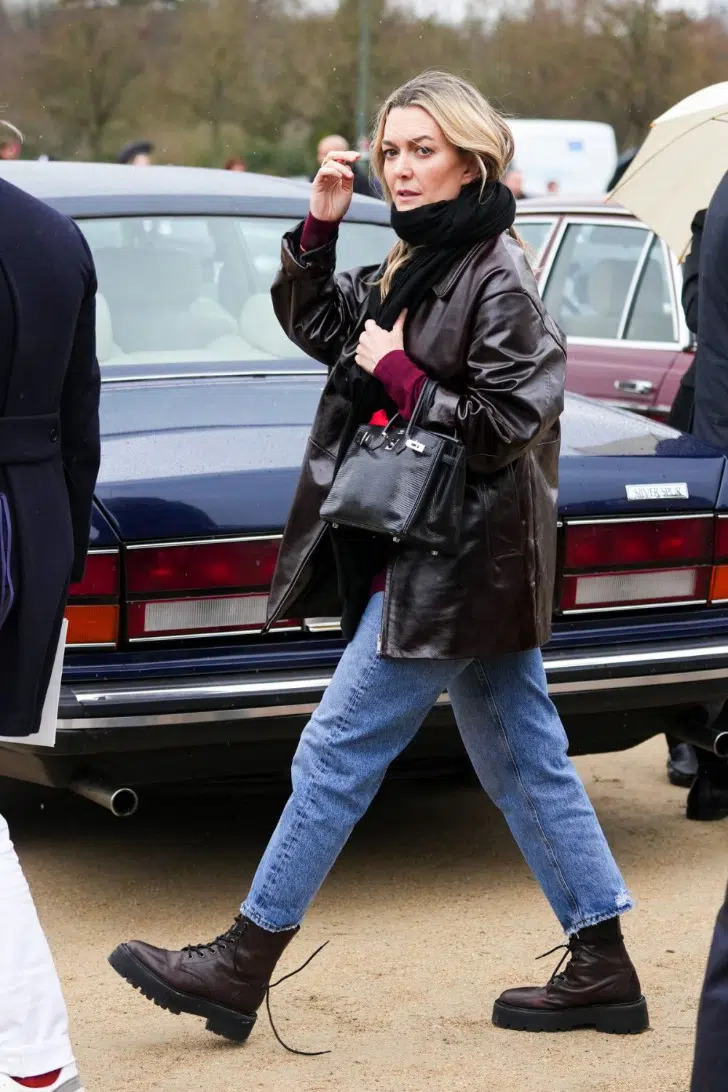 Марта Ортега в кожаной куртке, джинсах и коричневых ботинках