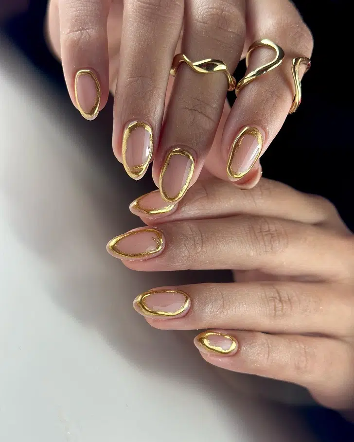Миндальной формы ногти с золотой окантовкой