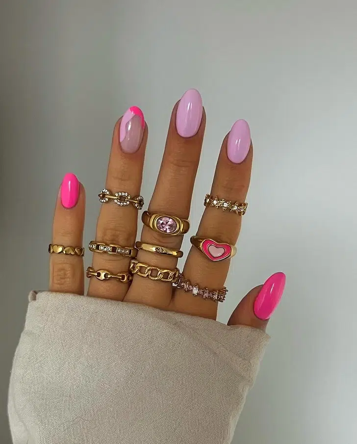 Миндальные ногти с розово-лиловым дизайном