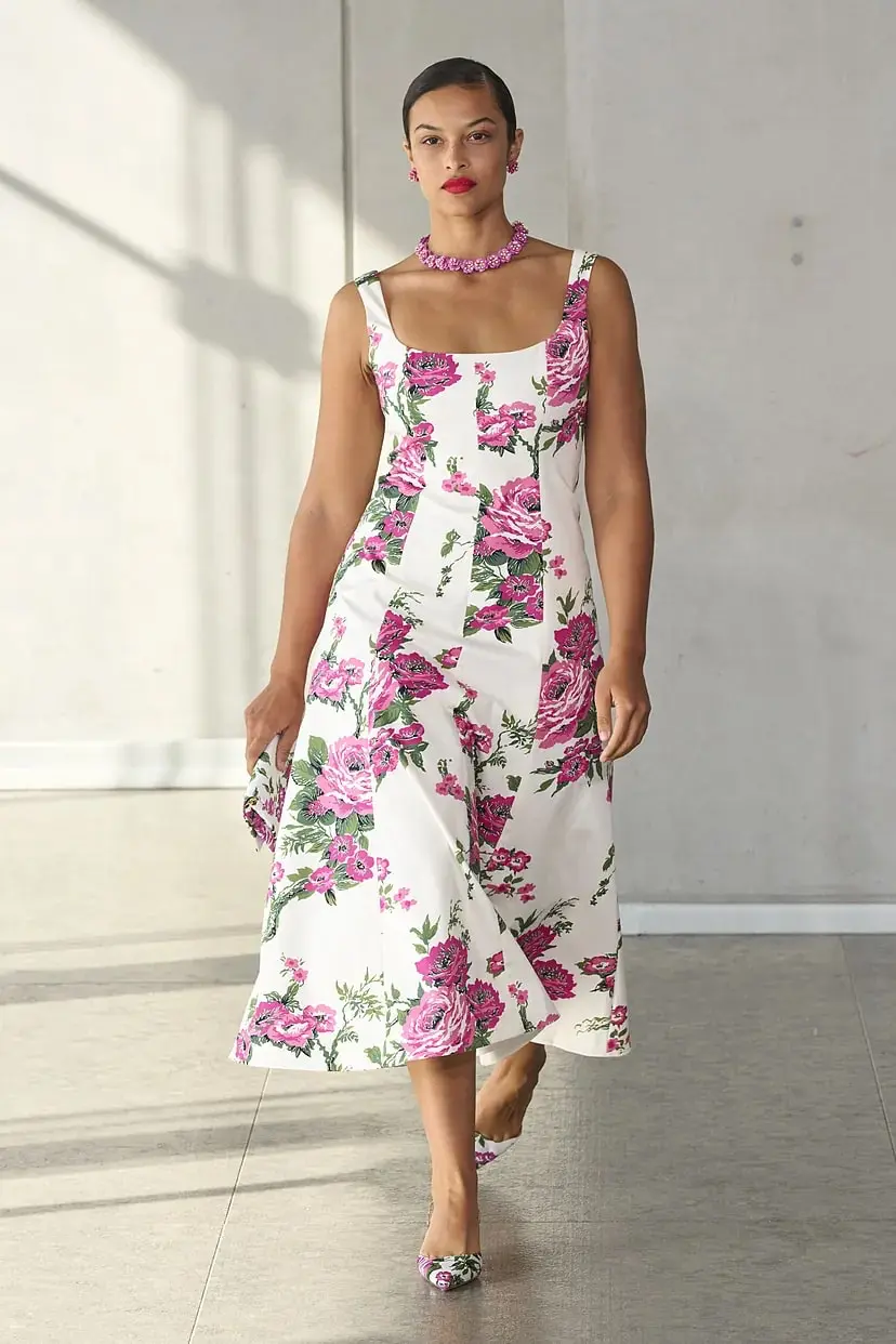 Модель в белом платье миди с цветочным принтом от Carolina Herrera