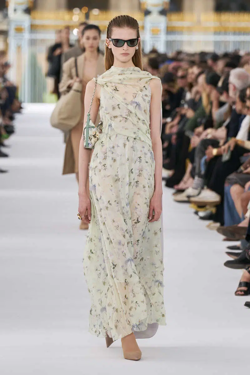 Модель в длинном платье с цветочным принтом и легкой текстурой от Givenchy