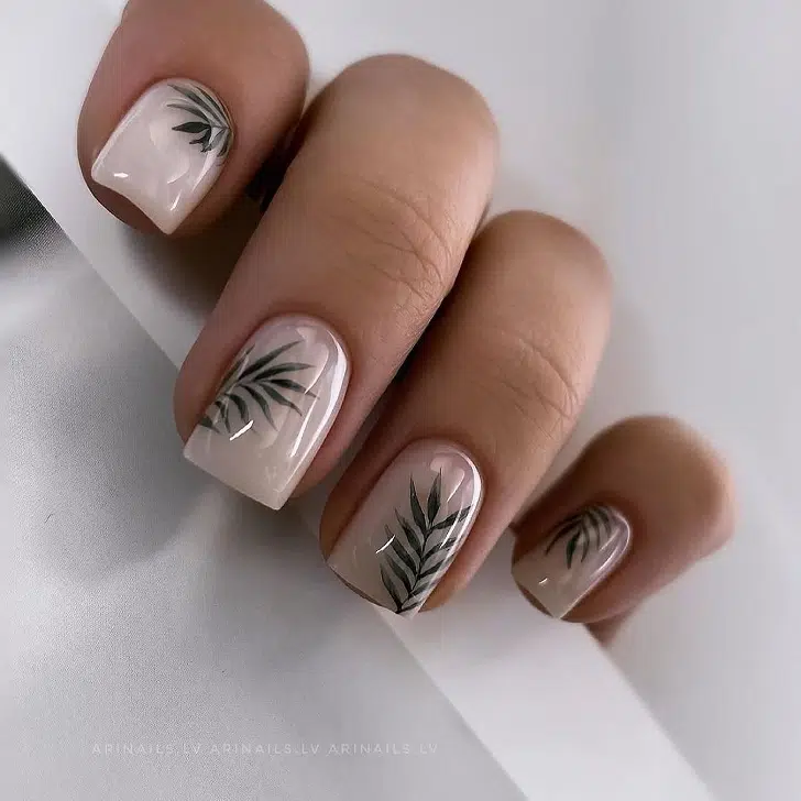 Молочный маникюр с зелеными ветвями пальмы на квадратных ногтях