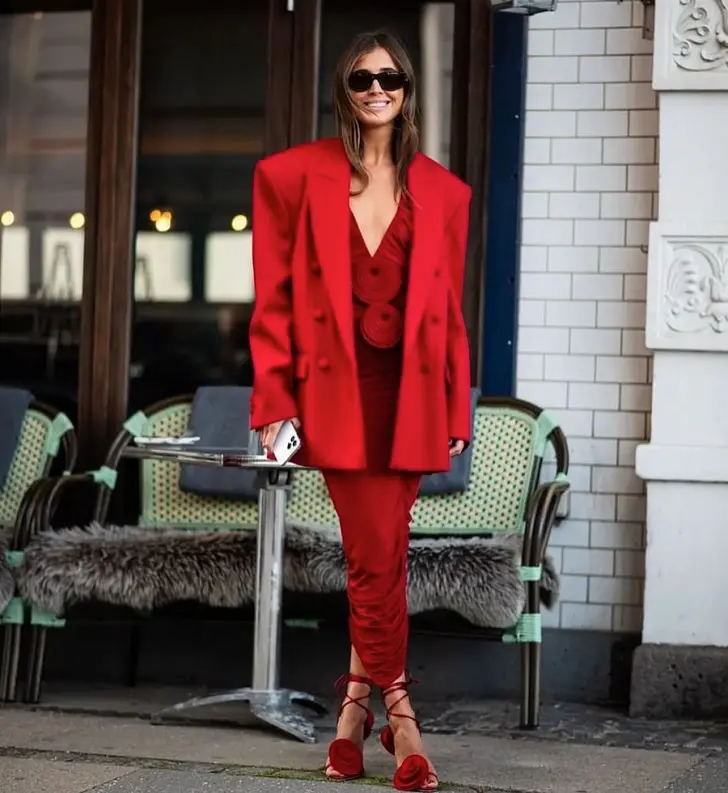 Монохромный образ с красным платьем, босоножками и двубортным пиджаком