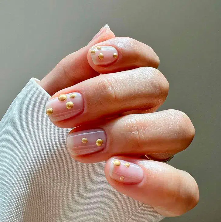 Нейтральный маникюр с золотыми каплями на квадратных ногтях