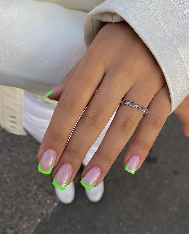 Неоновый зеленый френч на квадратных ногтях