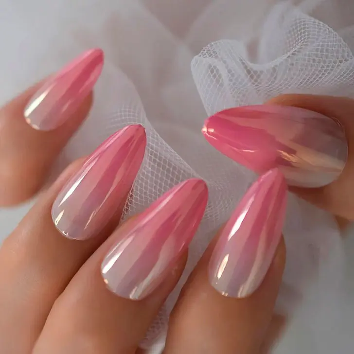 Нежное розовое омбре с хромированным блеском на миндальных ногтях