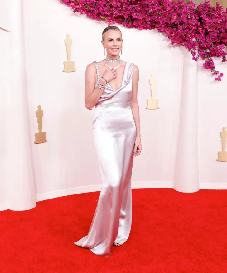 Шарлиз Терон в атласном платье с асимметричными бретелями на премии Oscar 2024