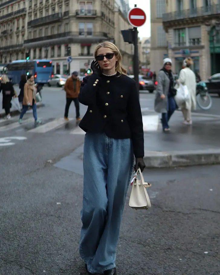 Образ с широкими джинсами и твидовым жакетом без воротника в стиле Chanel