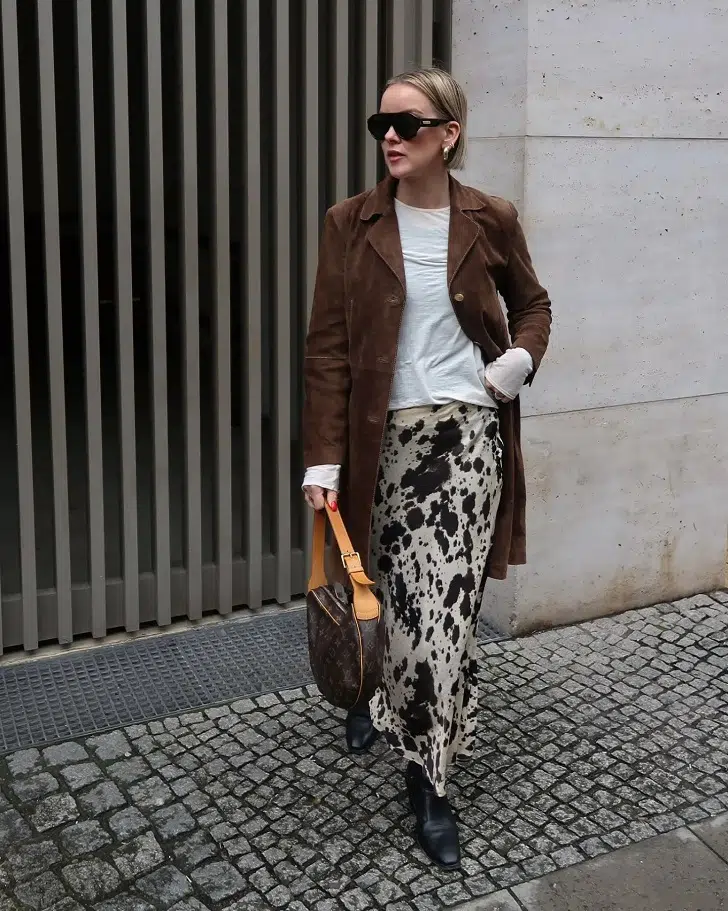 Образ в кантри стиле с шелковой юбкой с анимал-принт и коричневым тренчем