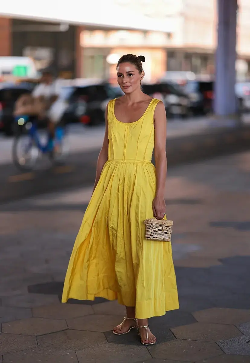 Оливия Палермо в желтом платье миди и золотых сандалиях