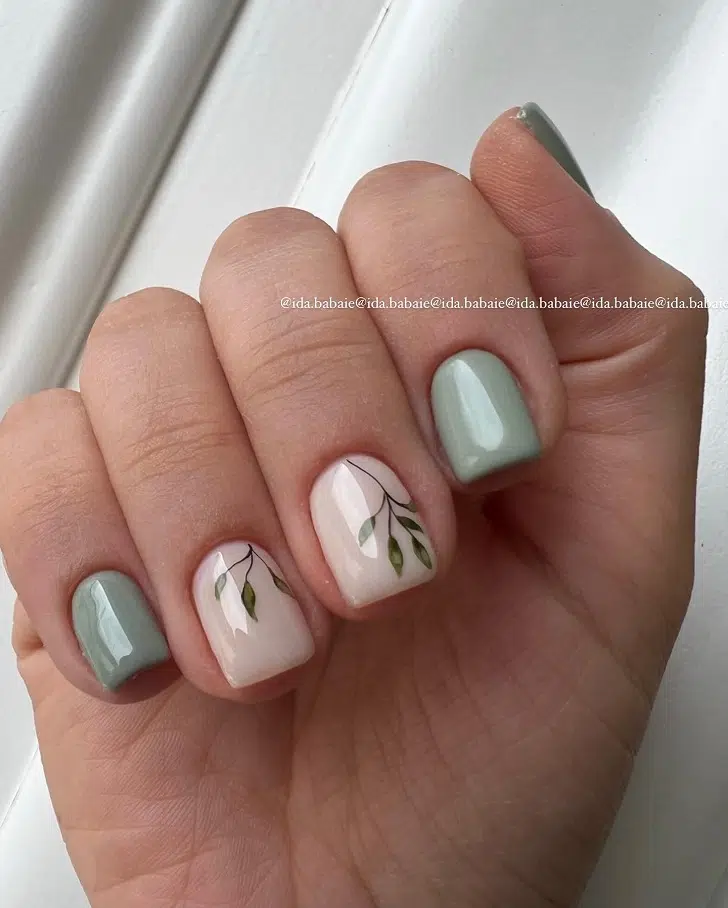 Оливковый маникюр с флористическим дизайном на коротких ногтях