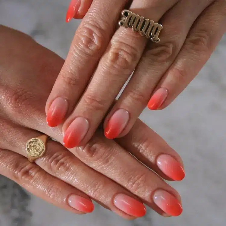 Оранжевый маникюр омбре на овальных ногтях средней длины