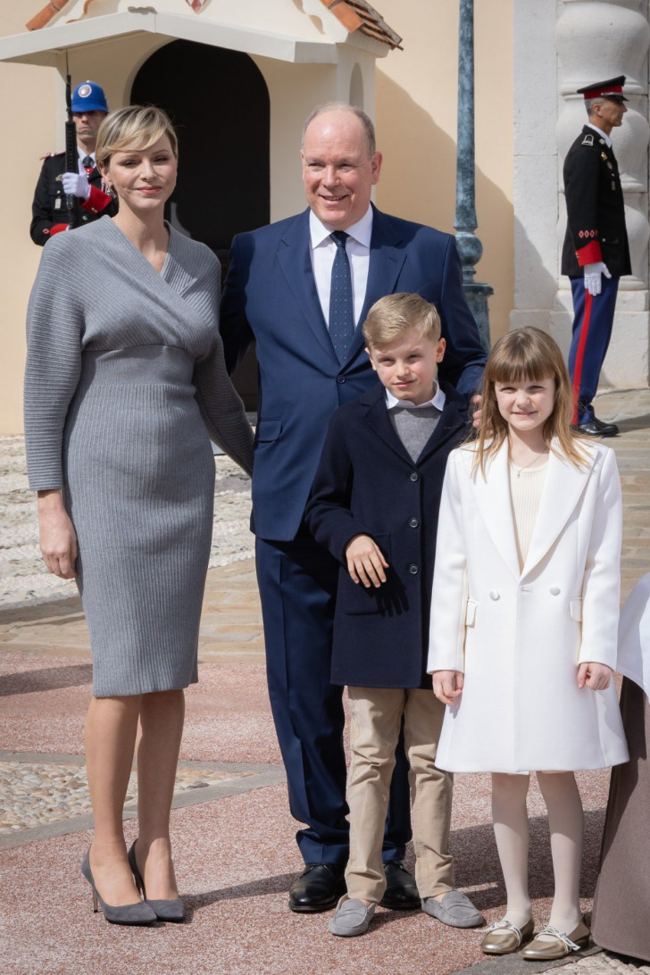 Принцесса Шарлин в теплом сером платье и ее семья