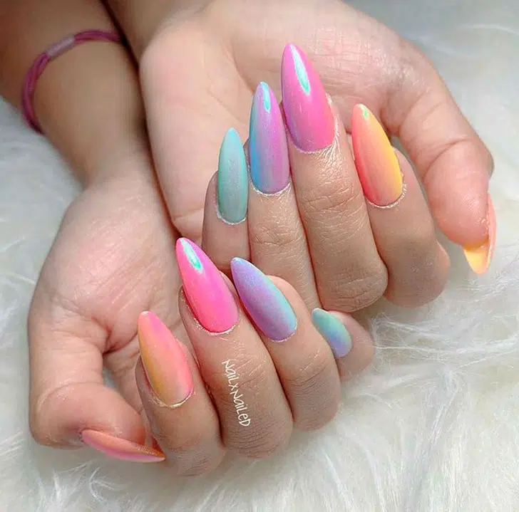 Разноцветное хромированное омбре на длинных миндальных ногтях