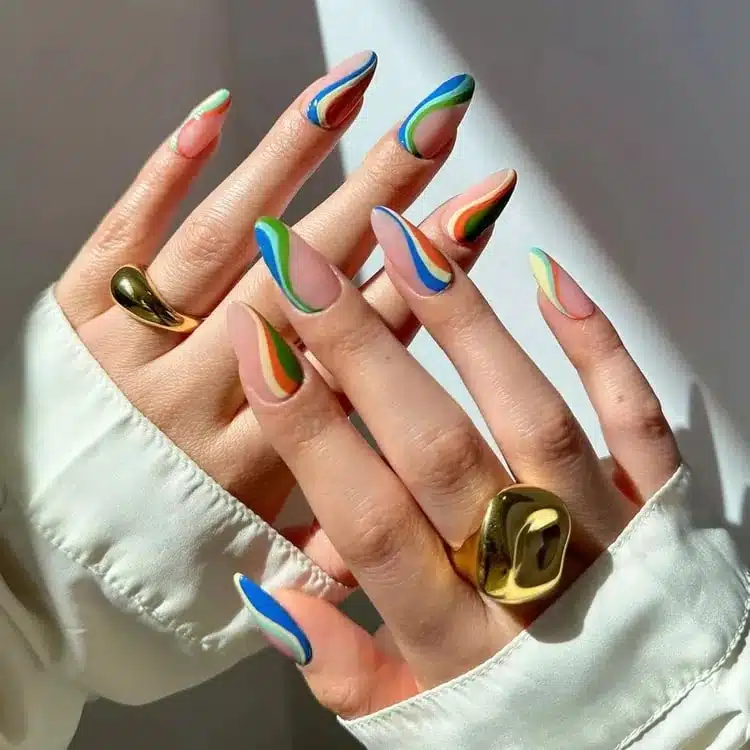 Ретро маникюр с разноцветными завитками на длинных миндальных ногтях