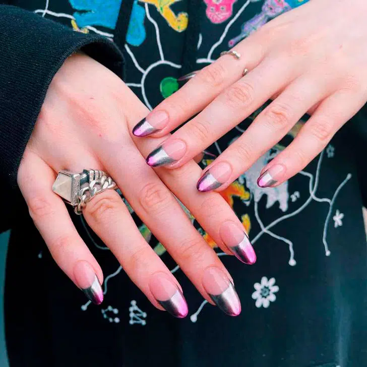 Розовый металлизированный френч на длинных овальных ногтях