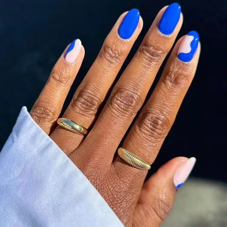 Синий волнообразный маникюр на овальных ногтях средней длины
