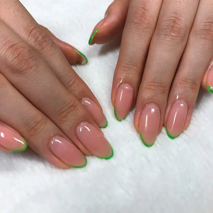 Тонкий зеленый френч на длинных овальных ногтях
