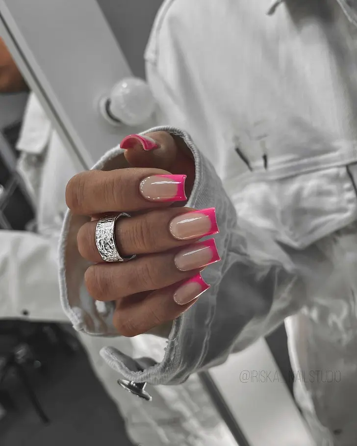 Яркий розовый френч на квадратных ногтях