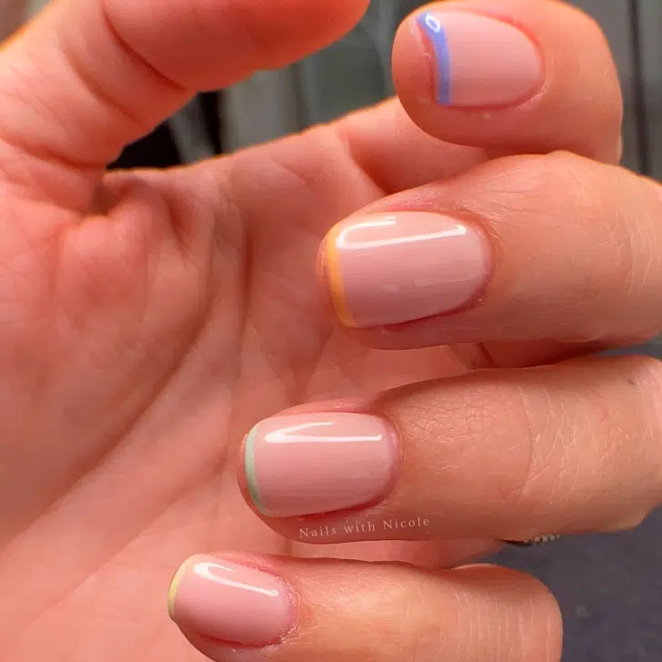 Яркий разноцветный френч на коротких квадратных ногтях