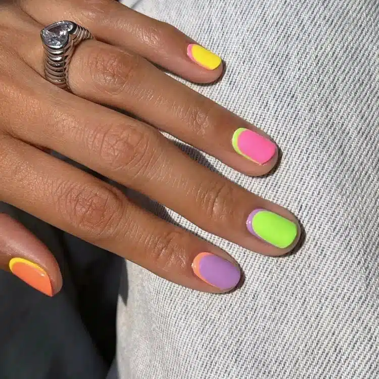 Яркий разноцветный перевернутый френч на коротких ногтях