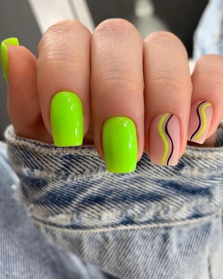 Яркий зеленый маникюр с линиями на коротких ногтях