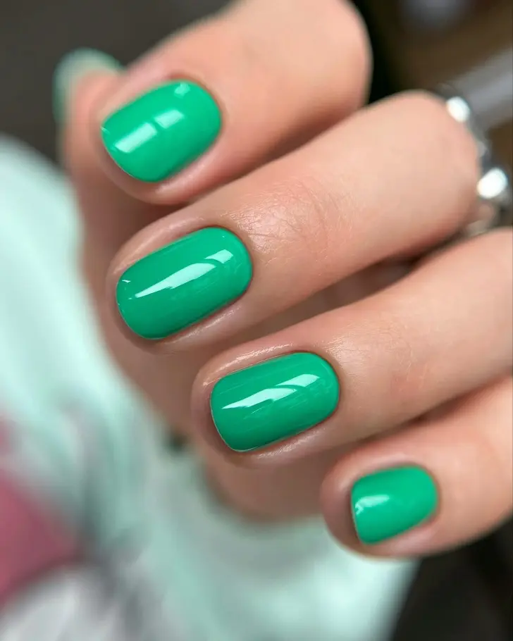 Ярко-зеленый маникюр на овальных коротких ногтях