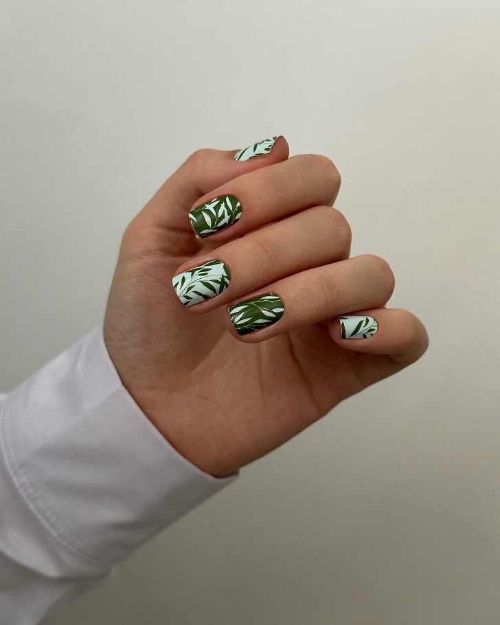 Зеленый флористический дизайн на ногтях формы мягкого квадрата