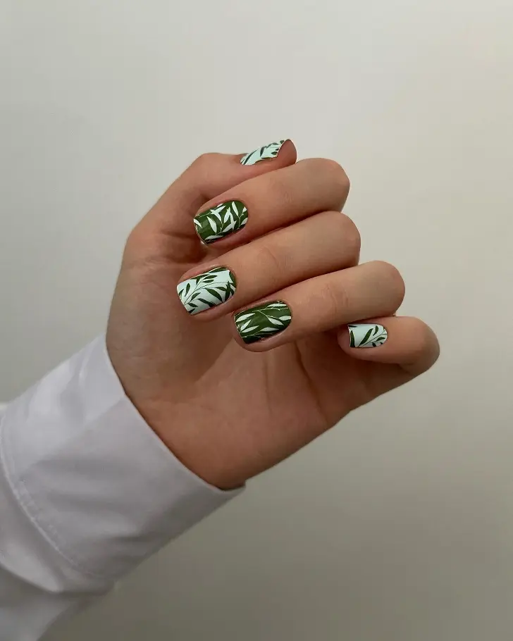 Зеленый флористический дизайн на ногтях формы мягкого квадрата