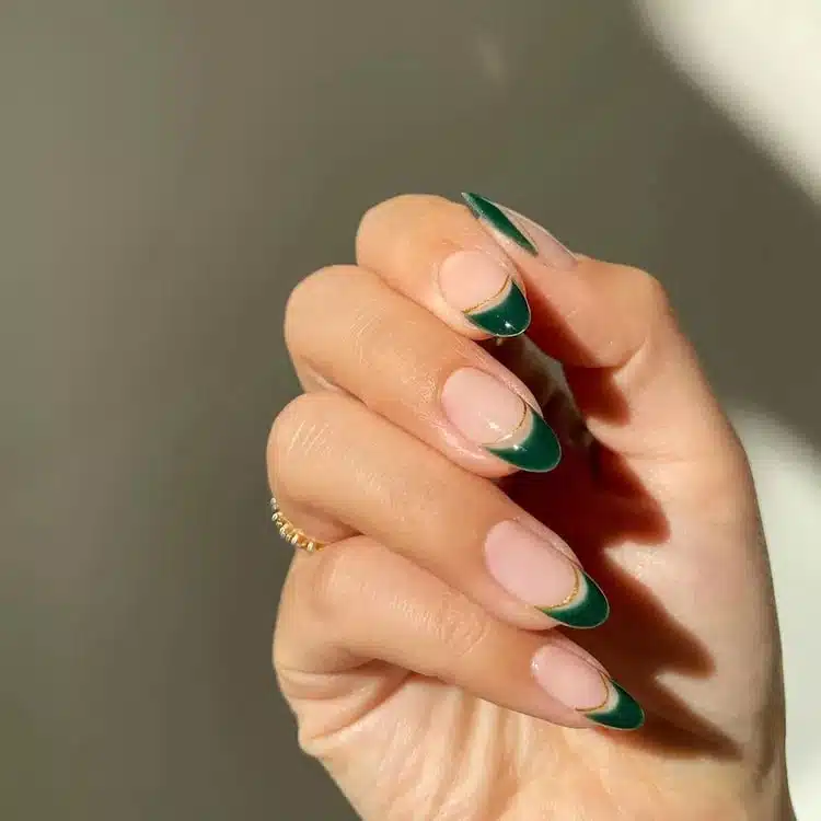 Зеленый френч с золотой линией на овальных ногтях