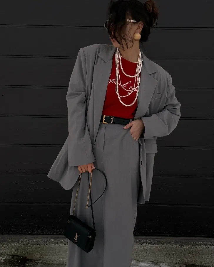 Жемчужное ожерелье с футболкой и серым костюмом с юбкой макси
