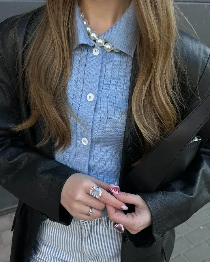Жемчужное ожерелье с трикотажной рубашкой под кожаным пиджаком