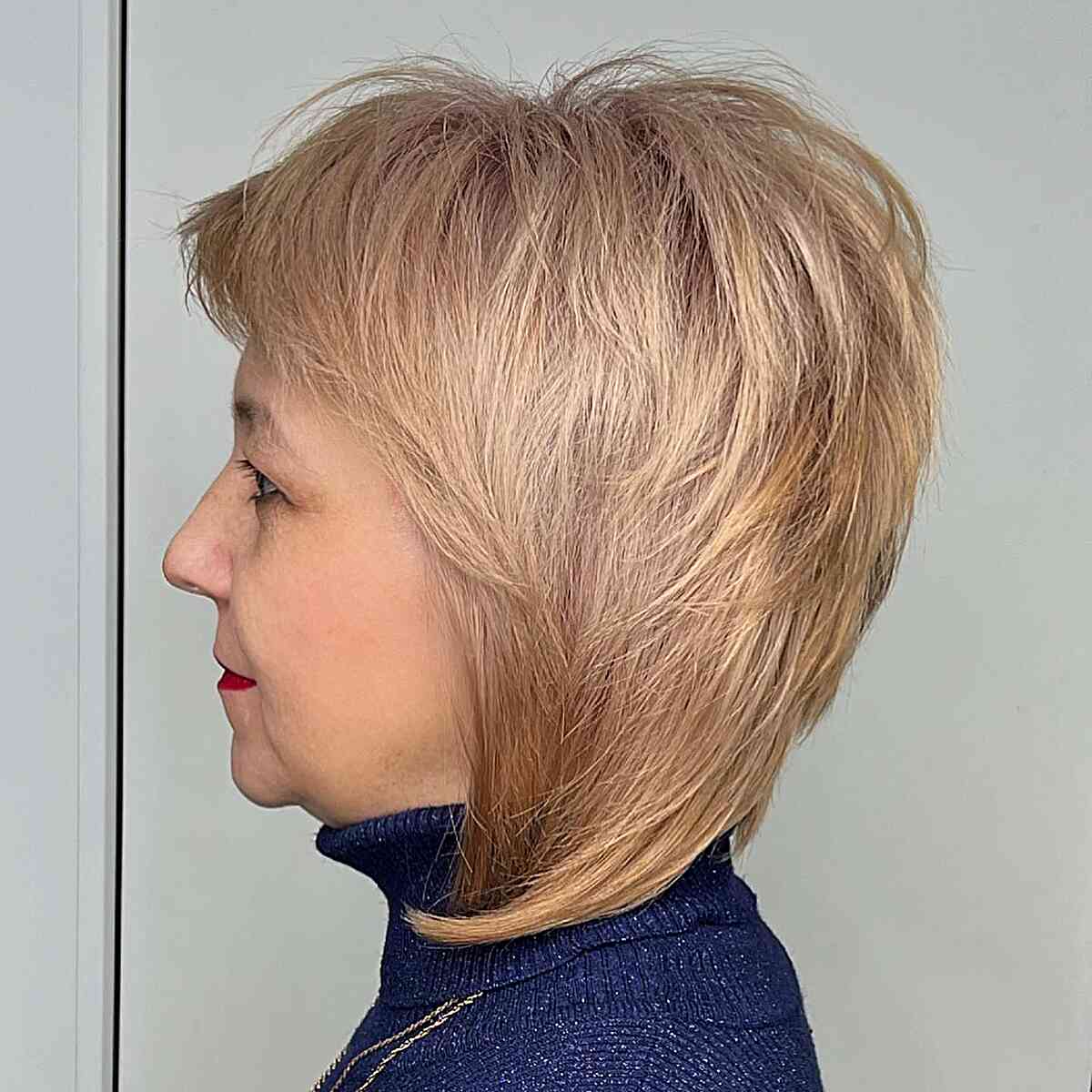 Женщина с короткой многослойной стрижкой на ухоженных волосах
