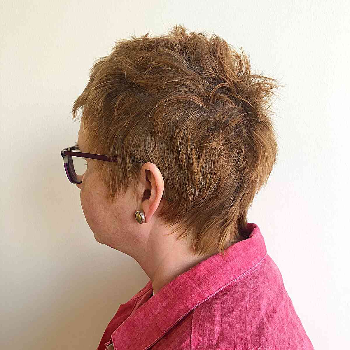 Женщина с текстурированной стрижкой пикси на медных волосах